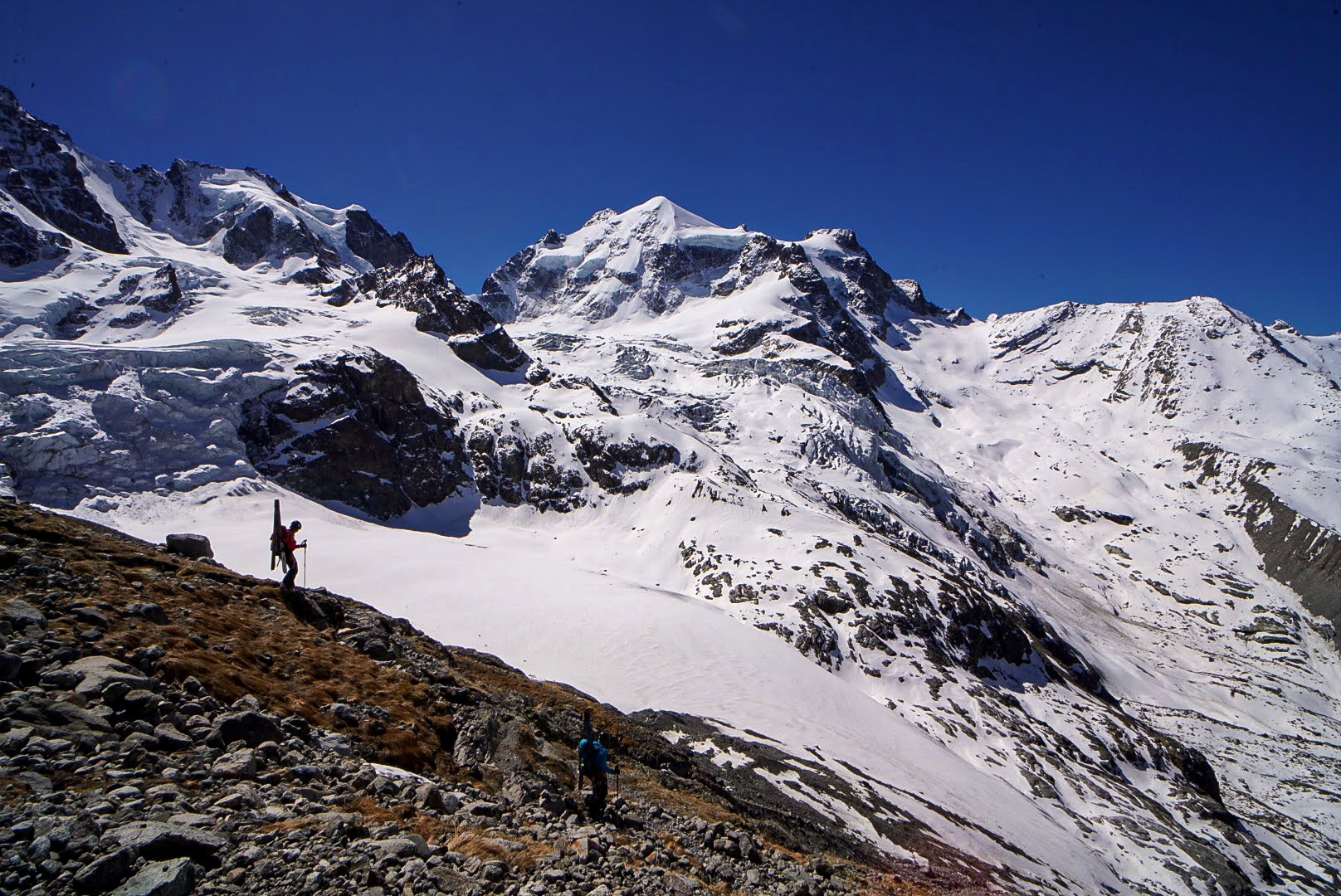 Les sommets et glaciers du Piz Palü dominent la vallée.