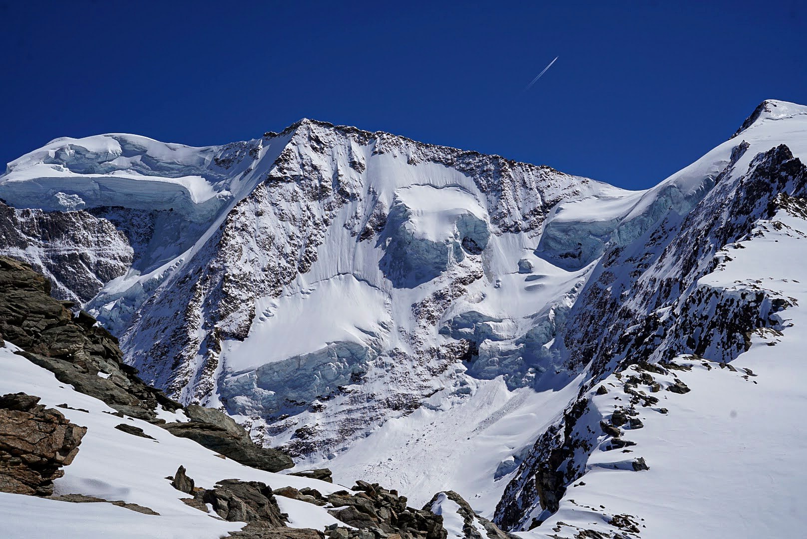 Un vaste cirque glaciaire sous le Piz Palü.