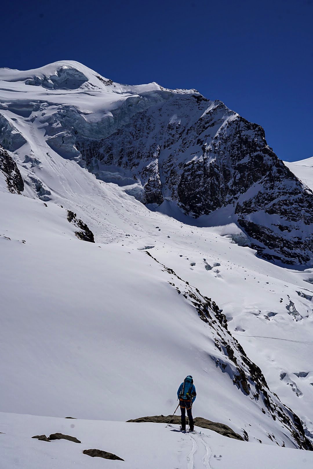 Un skieur remonte le glacier en direction des sommets de la Bernina.