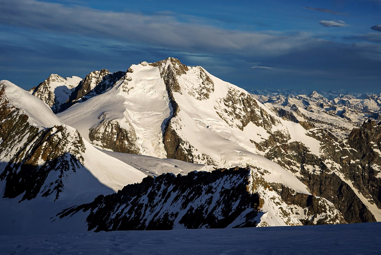 Les sommets de la Bernina émergent au-dessus d’une mer de neige.