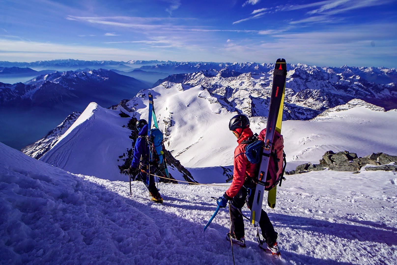 Les sommets enneigés de la Bernina remplissent l’horizon.