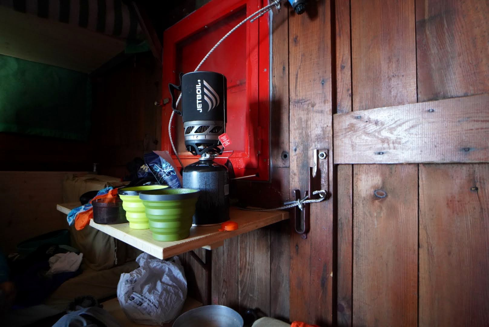 Le repas se prépare dans le bivouac de haute montagne.