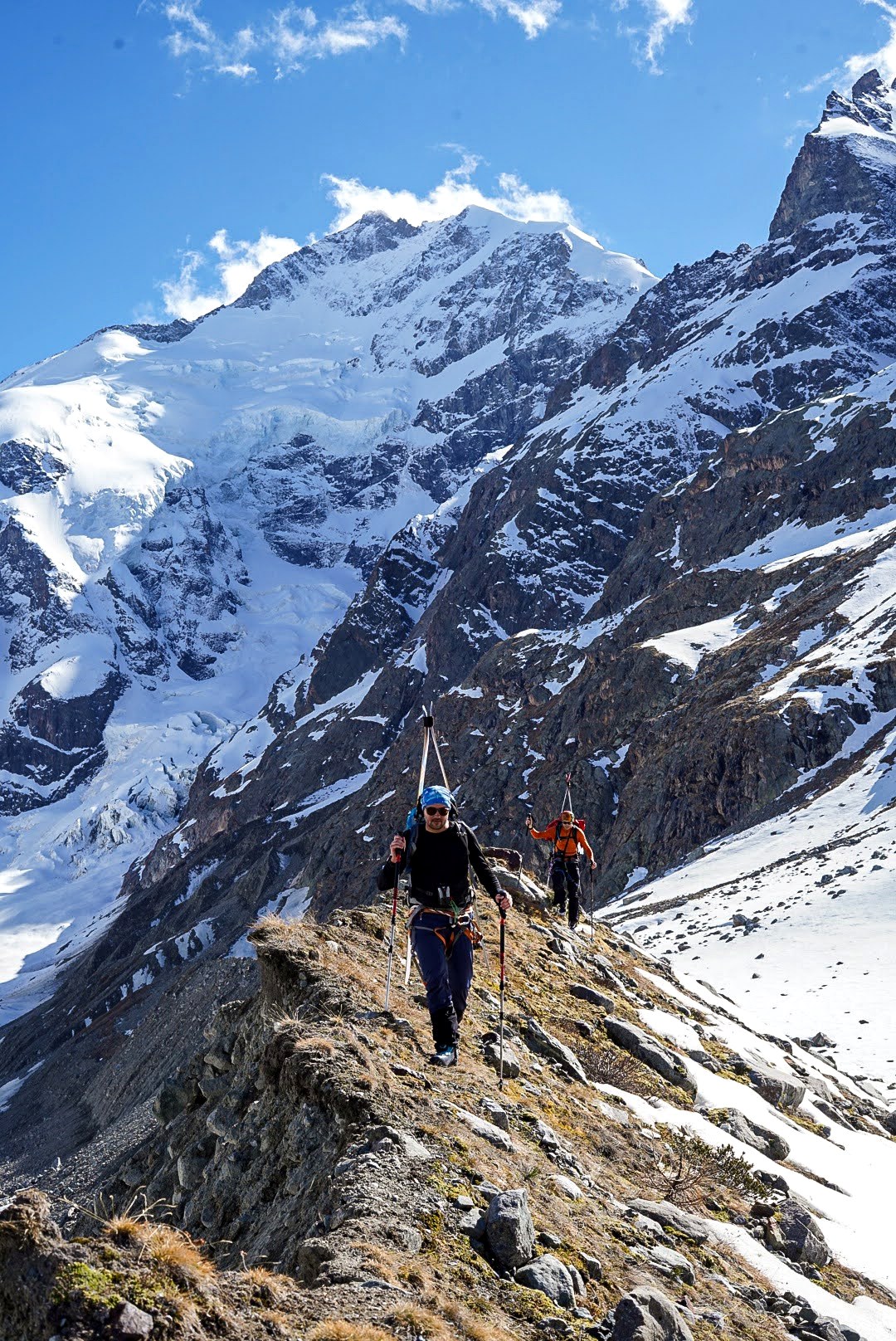 Le refuge Boval accroché à la moraine, face au massif glaciaire.