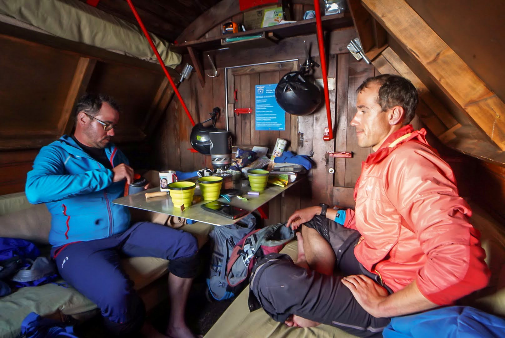 Deux alpinistes partagent le repas dans le petit abri.