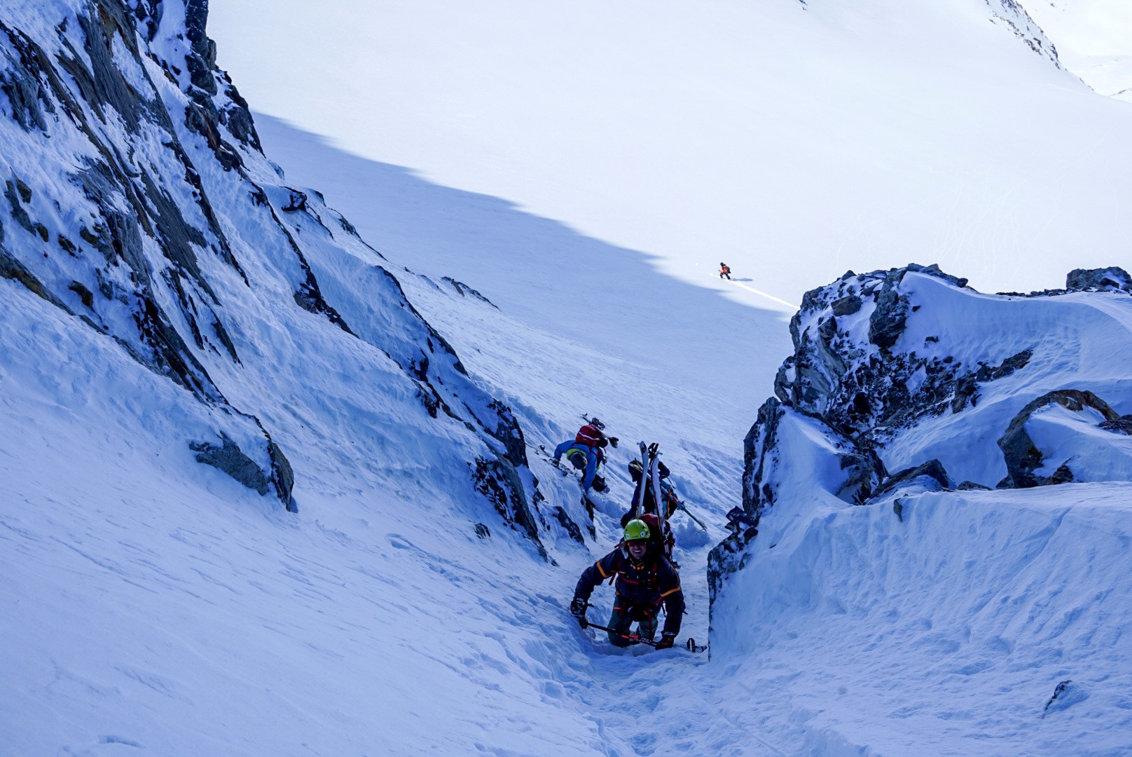 Passage dans un couloir encaissé aux parois de neige et de roche, vu d'en haut, Dammastock
