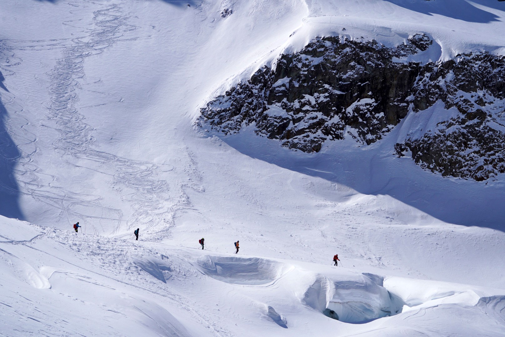 Cordée de skieurs franchissant un glacier crevassé, vue plongeante, Dammastock