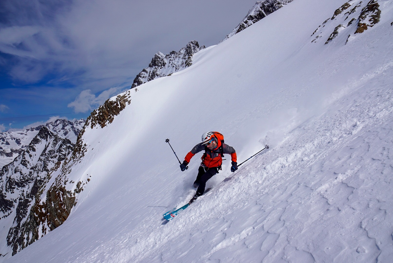 Skieur descendant une pente raide de neige froide sous des rochers, Dammastock