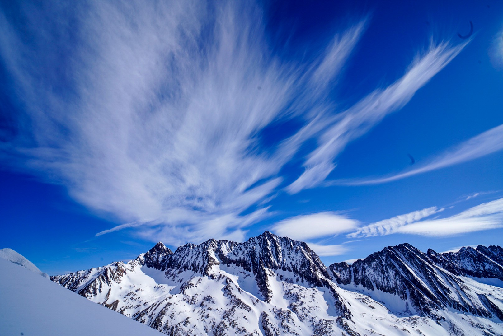 Sommets enneigés sous un ciel strié de nuages, massif du Dammastock