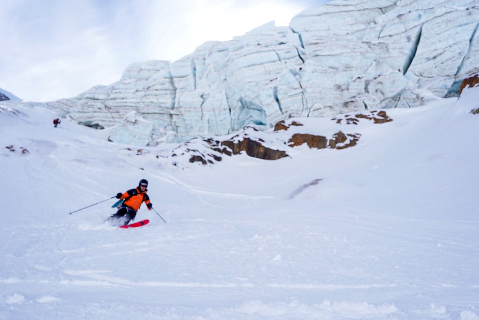 Skieur devant un imposant mur de séracs bleutés sur un glacier, Dammastock