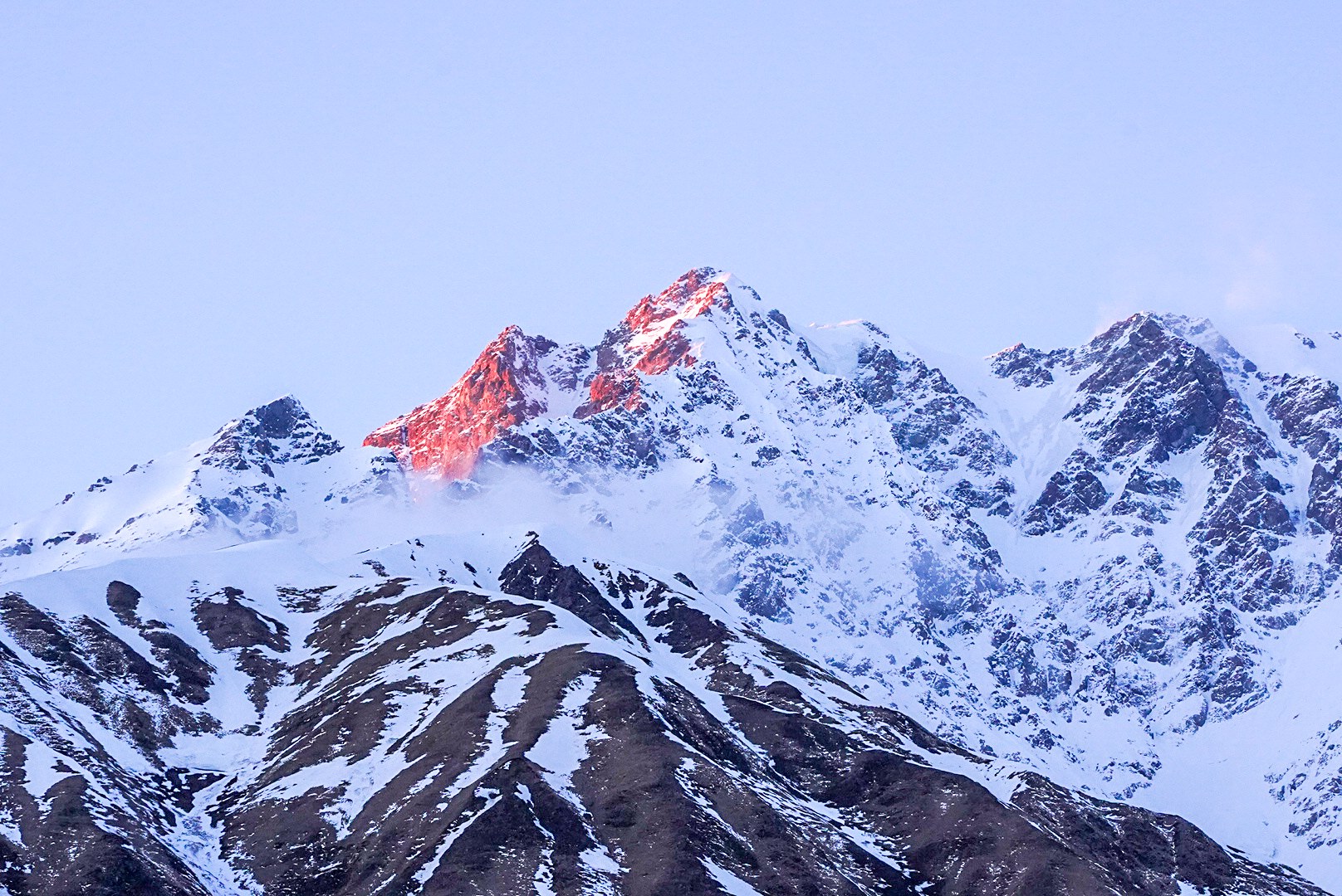 Sommets du caucase éclairés par les dernières lueurs, secteur d’Ushguli et du Shkhara, pendant une traversée à ski en Haute-Svanétie.