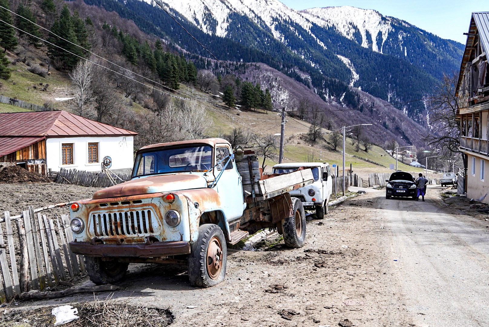 Véhicules tout-terrain stationnés dans une rue, vallée de Becho et Mazeri, pendant une traversée à ski en Haute-Svanétie.