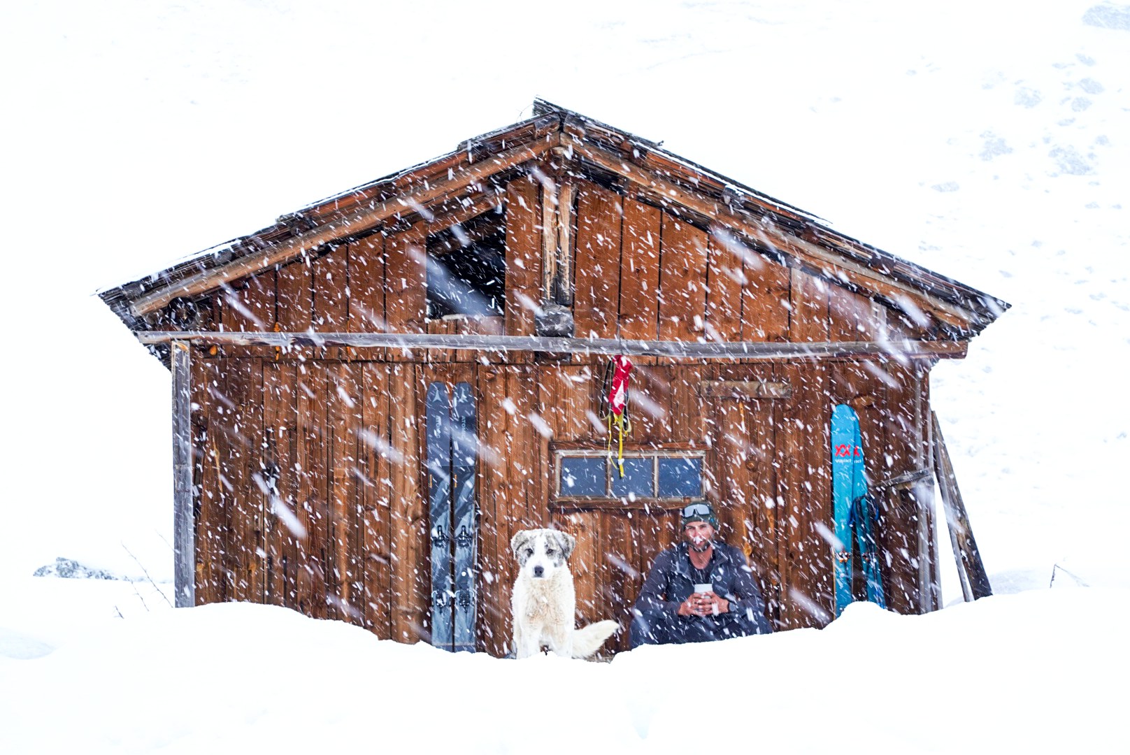 Petite cabane et chien pendant une chute de neige, secteur d’Adishi et du Tetnuldi, pendant une traversée à ski en Haute-Svanétie.