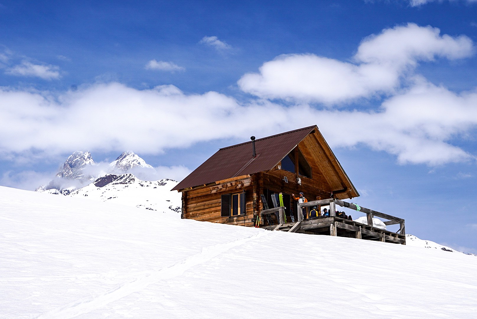 Bâtiment de montagne au milieu d’un vaste manteau neigeux, secteur de Mestia, pendant une traversée à ski en Haute-Svanétie.
