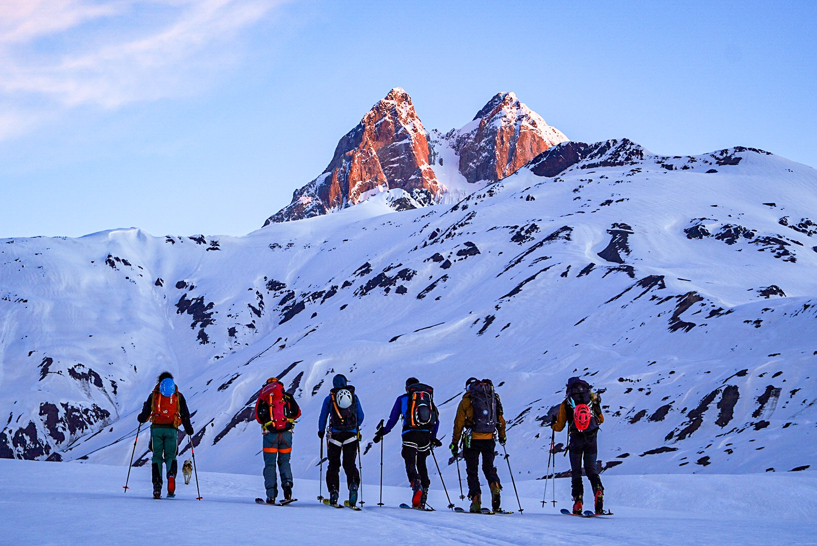 Skieurs avançant au soleil couchant, secteur de Mestia, pendant une traversée à ski en Haute-Svanétie.