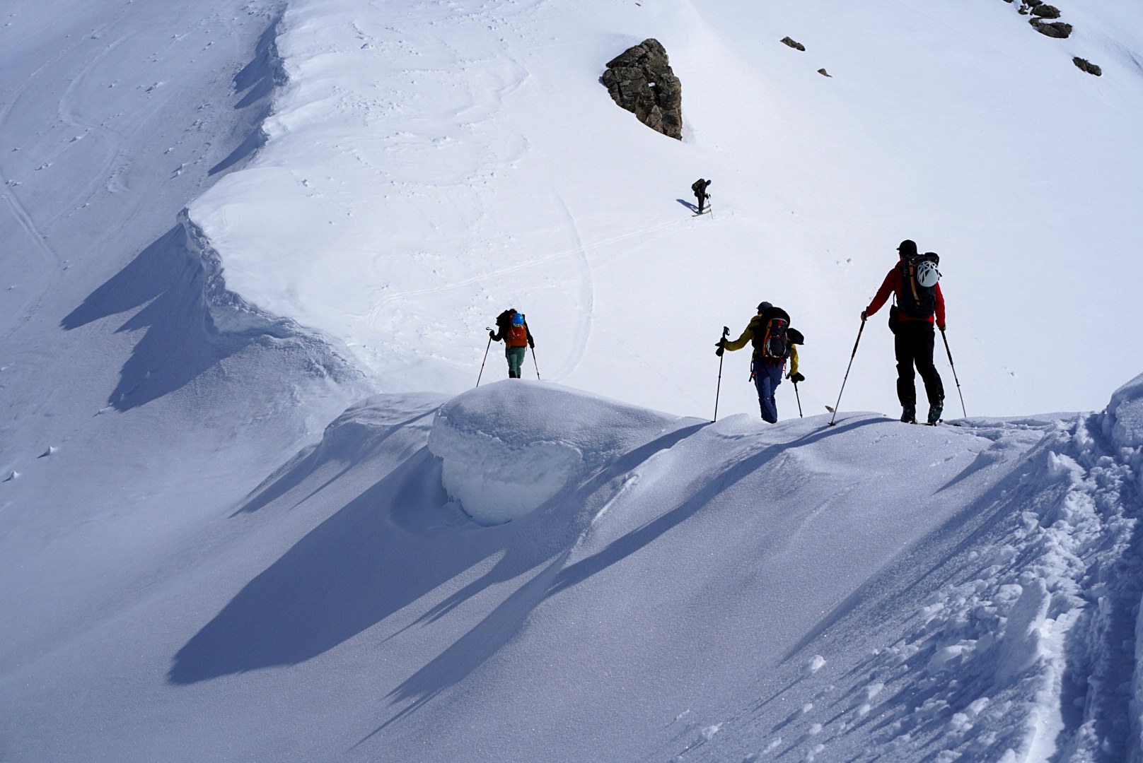 Skieurs suivant la trace sur une crête aérienne, secteur d’Adishi et du Tetnuldi, pendant une traversée à ski en Haute-Svanétie.