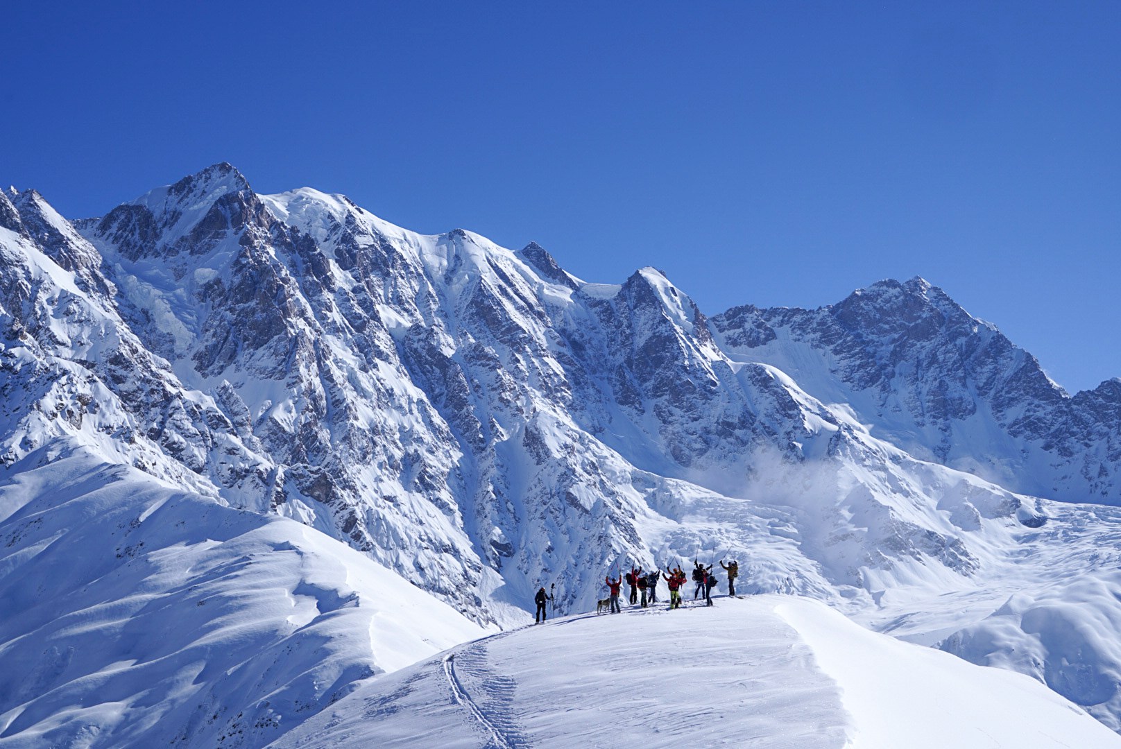 Skieurs progressant devant les grands sommets, secteur d’Adishi et du Tetnuldi, pendant une traversée à ski en Haute-Svanétie.