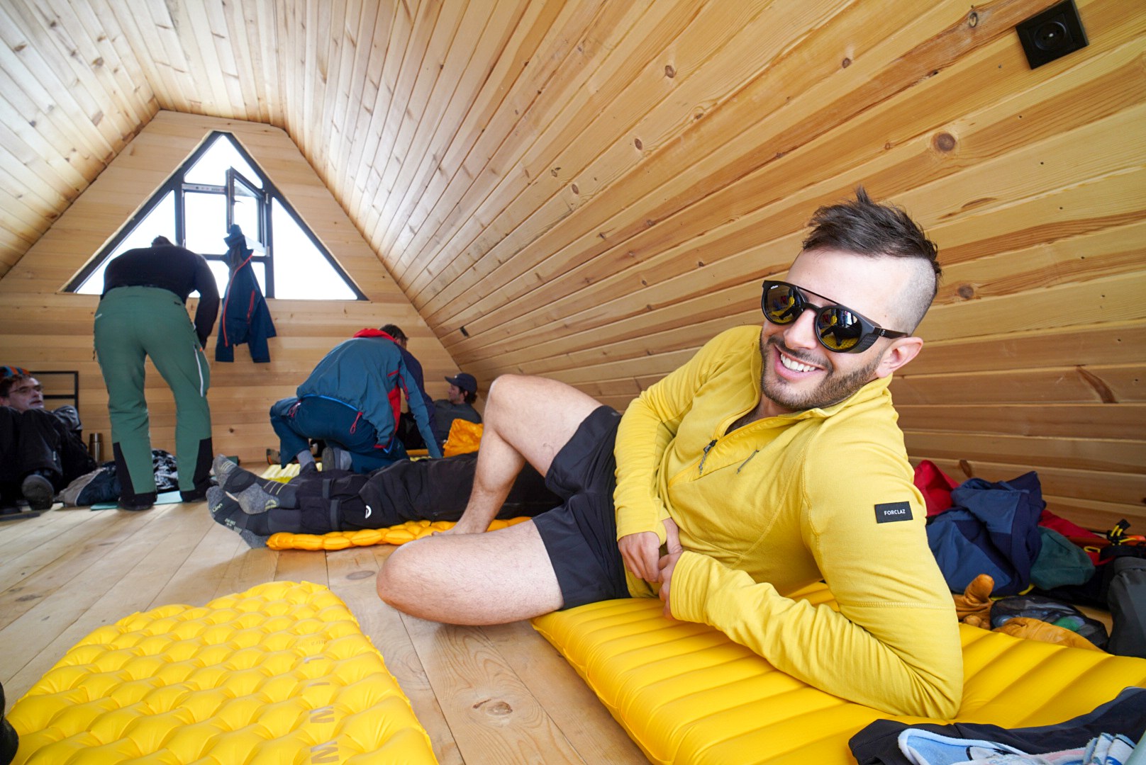 Skieur installé sur son couchage, secteur d’Ushguli et du Shkhara, pendant une traversée à ski en Haute-Svanétie.