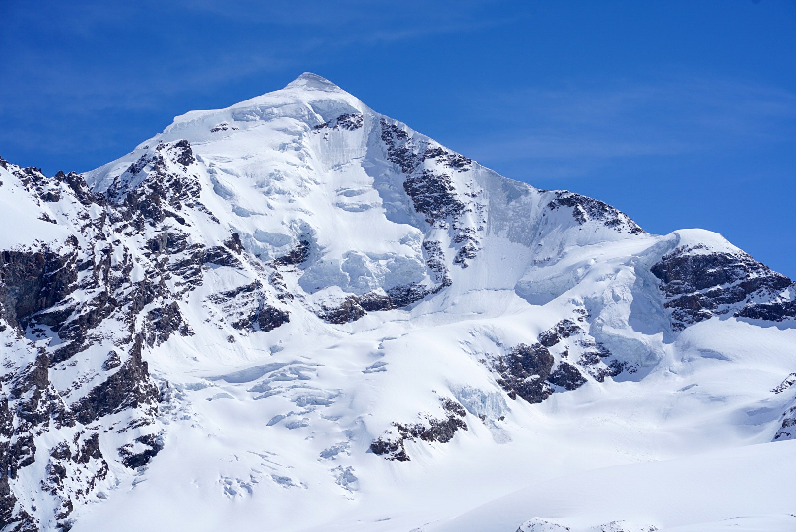 Grand sommet glaciaire sous un ciel bleu, secteur d’Adishi et du Tetnuldi, pendant une traversée à ski en Haute-Svanétie.