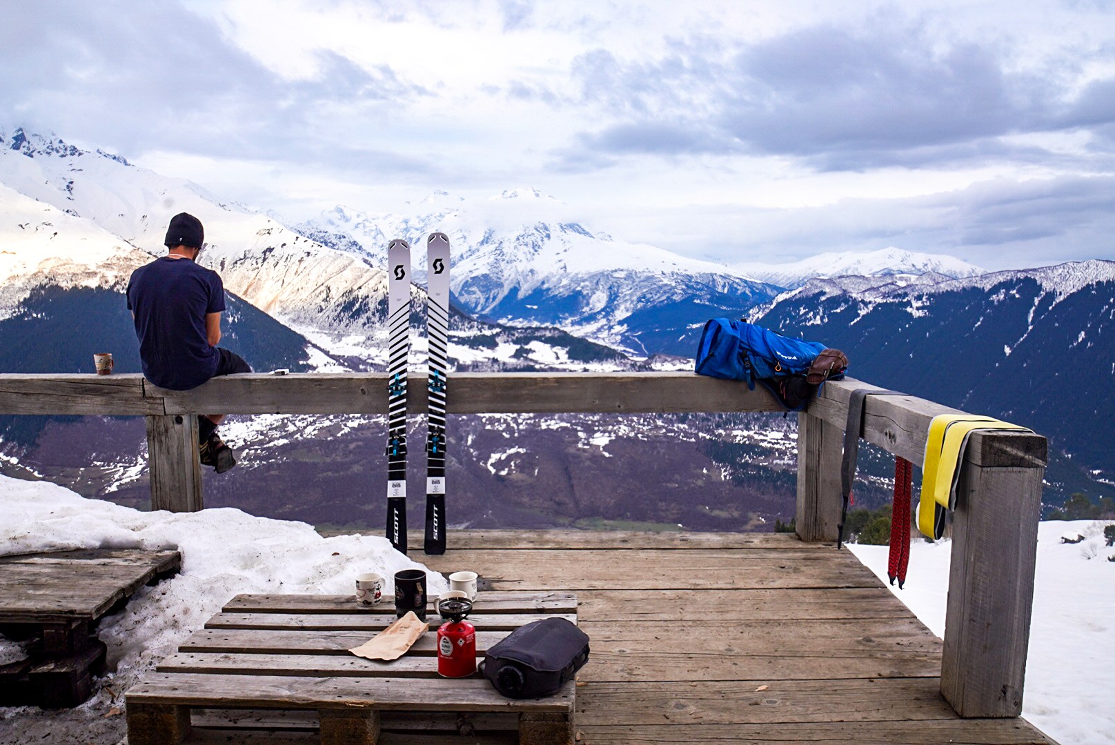 Skis et équipement posés face aux montagnes, secteur de Mestia, pendant une traversée à ski en Haute-Svanétie.
