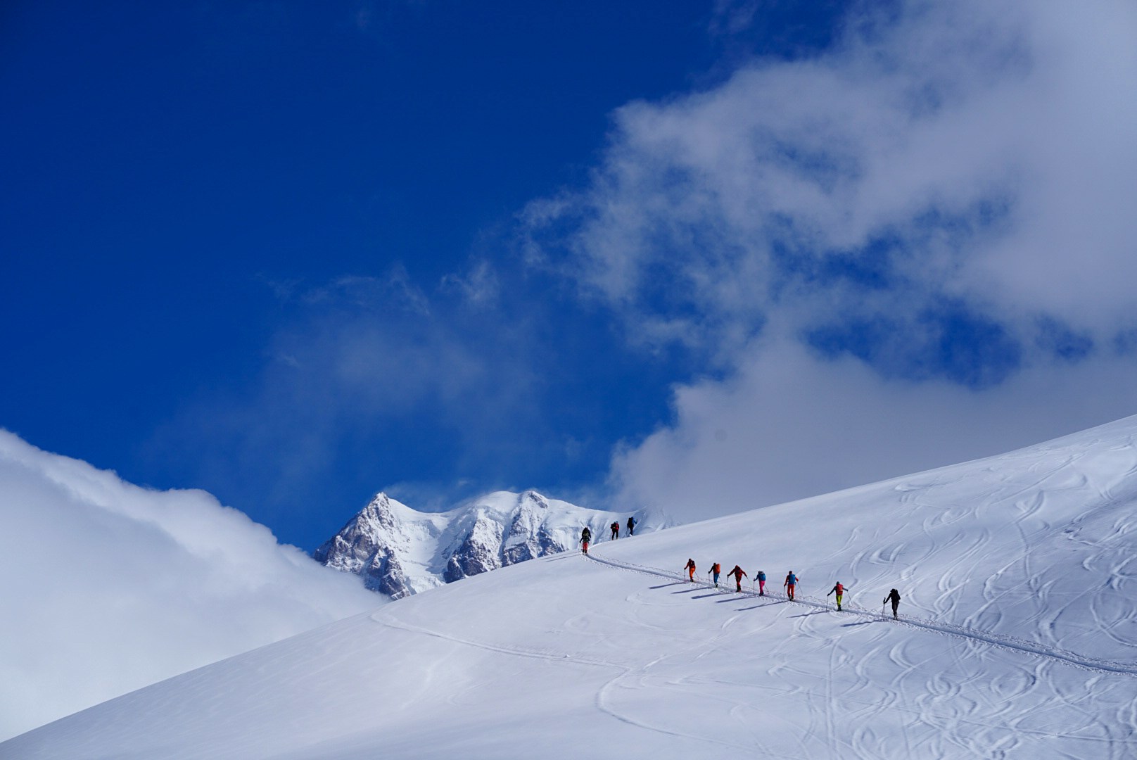 Cordée montant au-dessus des nuages, Ushguli, au pied du Shkhara, pendant une traversée à ski en Haute-Svanétie.