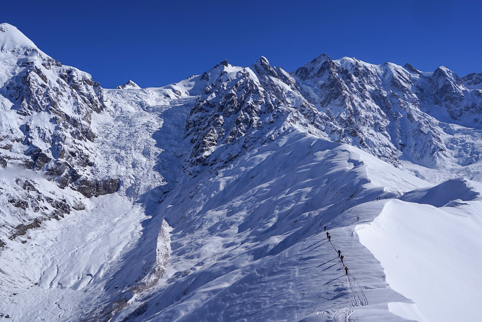Reliefs glaciaires dominant une arête neigeuse, secteur d’Adishi et du Tetnuldi, pendant une traversée à ski en Haute-Svanétie.