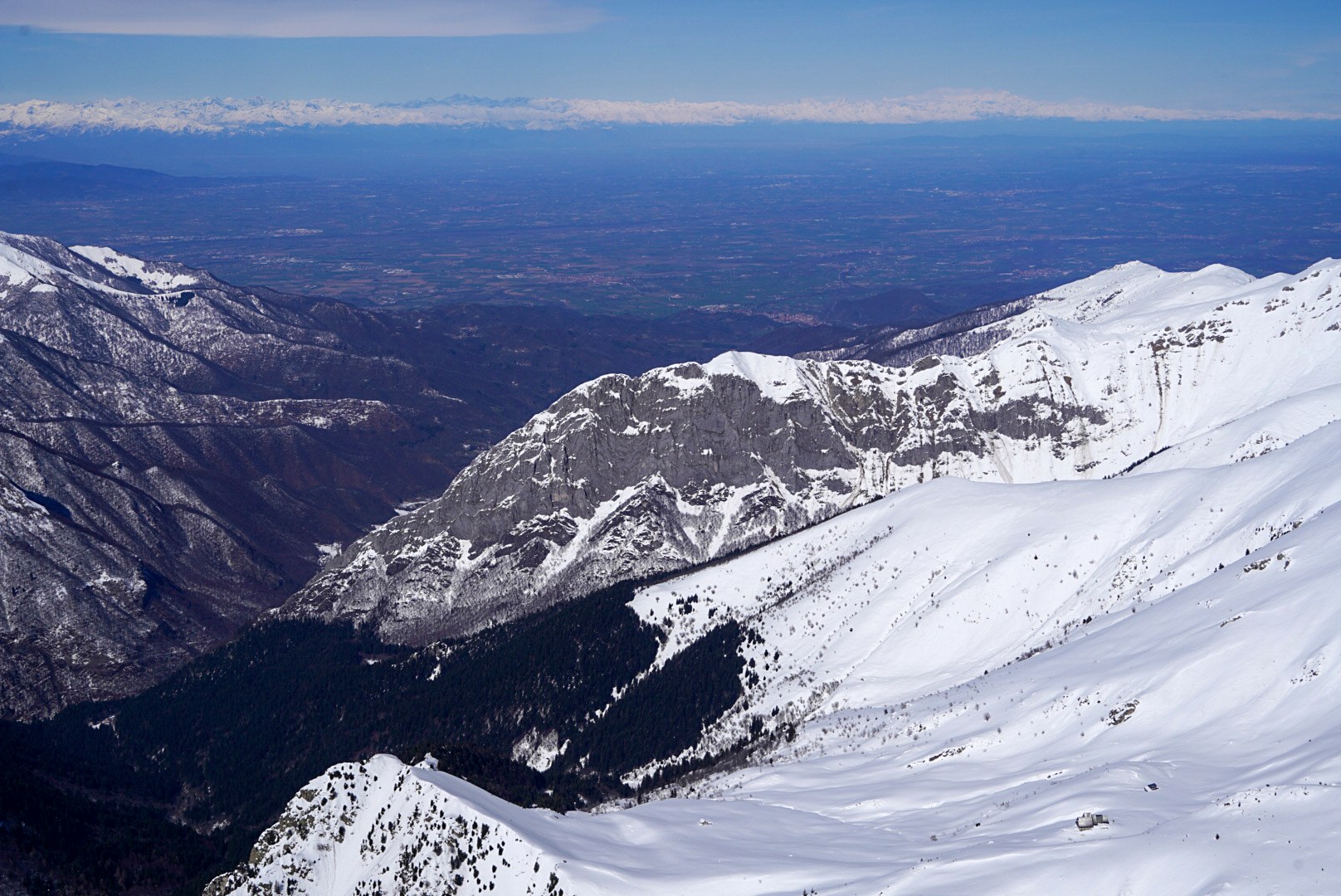 Vaste panorama hivernal depuis une crête de haute-svanétie, vallée de Becho, vers le massif de l’Ushba, pendant le voyage à ski en Géorgie.