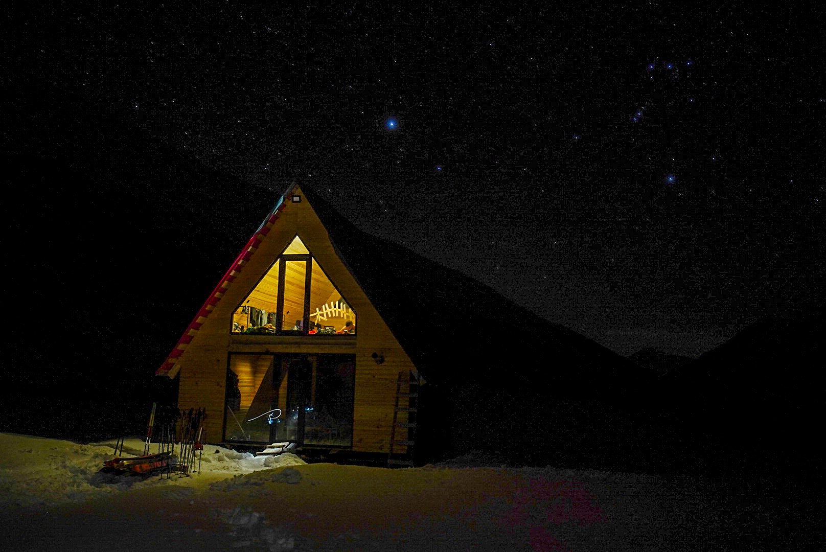 Refuge de montagne sous un ciel étoilé, secteur d’Ushguli et du Shkhara, pendant une traversée à ski en Haute-Svanétie.