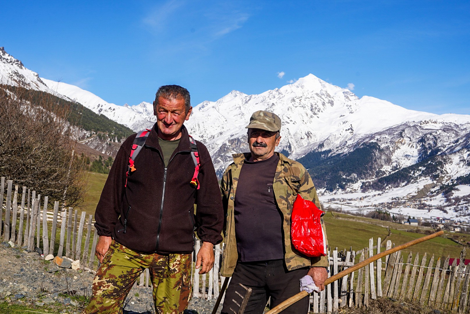 Deux habitants posant devant les montagnes, vallée de Mulakhi et Zhabeshi, pendant une traversée à ski en Haute-Svanétie.