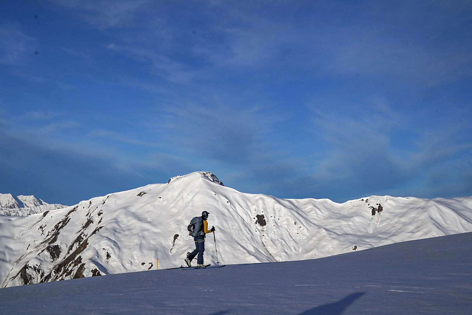 Skieur progressant sur le fil d’une crête, secteur de Mestia, pendant une traversée à ski en Haute-Svanétie.