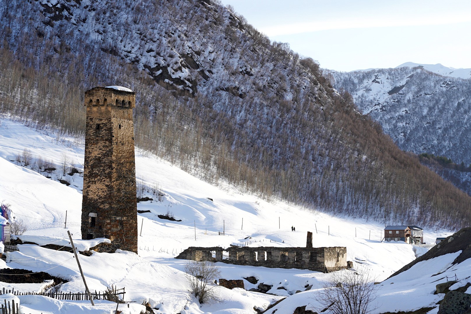 Tour défensive en pierre dans un paysage hivernal, route de Tbilissi à Mestia et arrivée en Svanétie, pendant le voyage à ski en Géorgie.