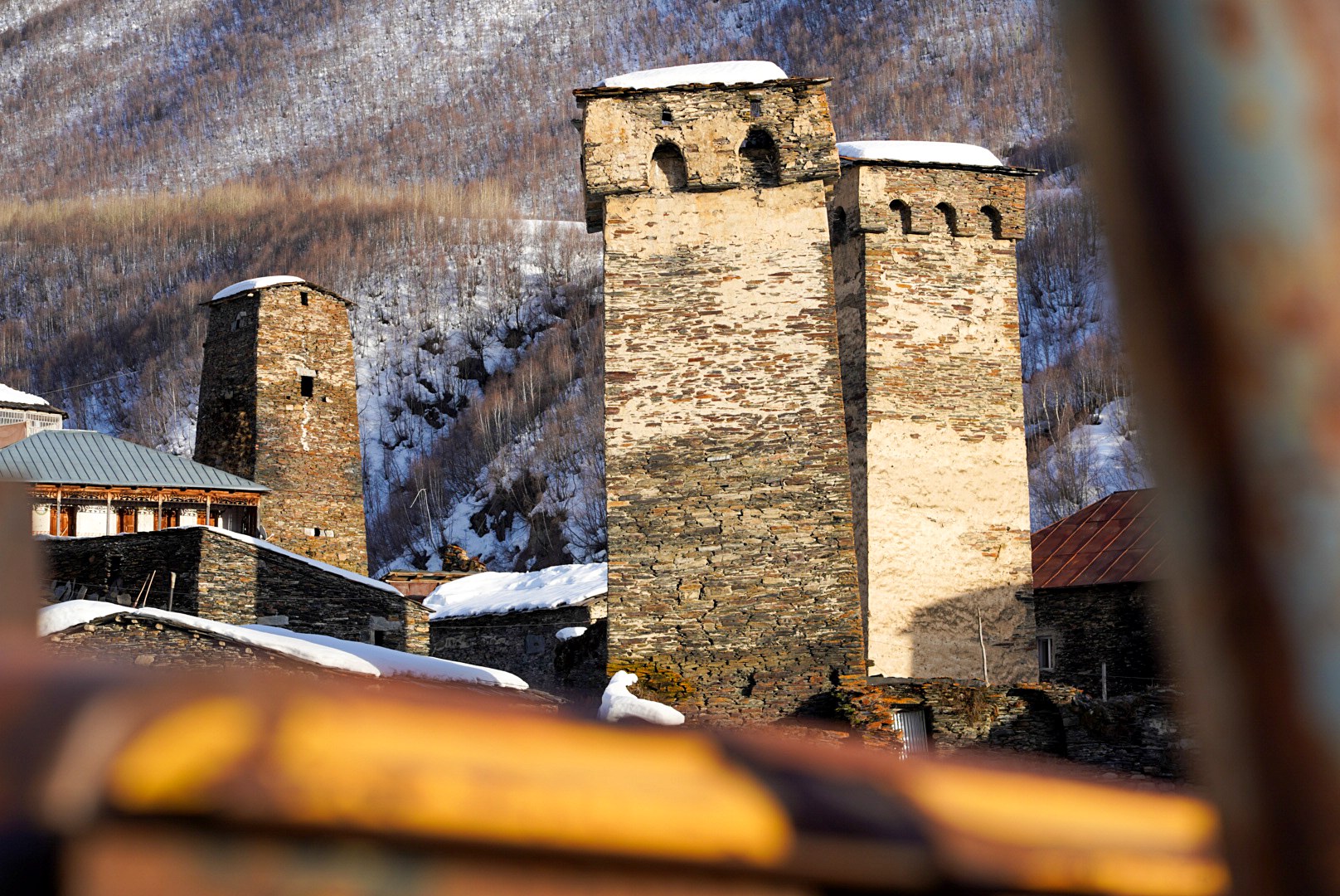 Tours médiévales de svanétie au-dessus des toits enneigés, route de Tbilissi à Mestia et arrivée en Svanétie, pendant le voyage à ski en Géorgie.