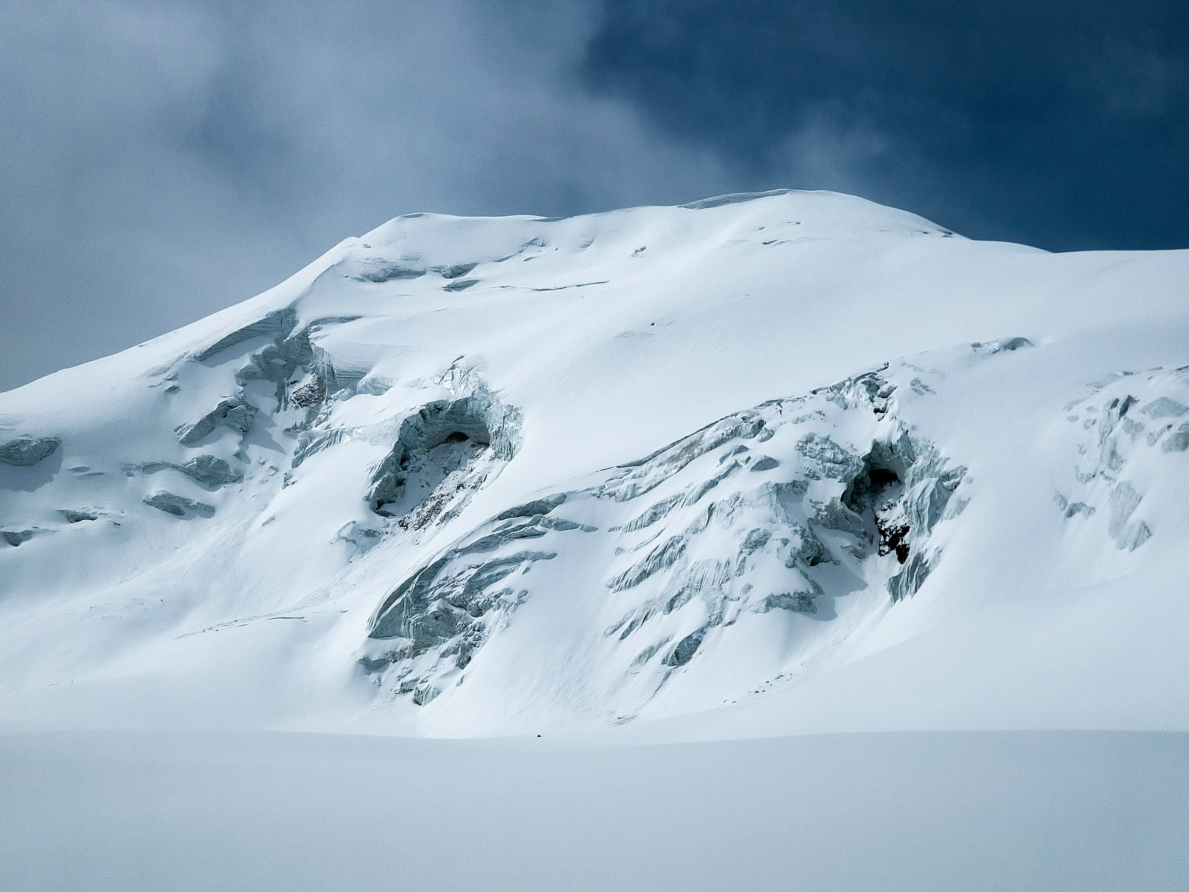 Scène de voyage et de ski de randonnée pendant la traversée à ski du massif de l’Ile Alatau, Kazakhstan, au jour 3 de l’itinérance.