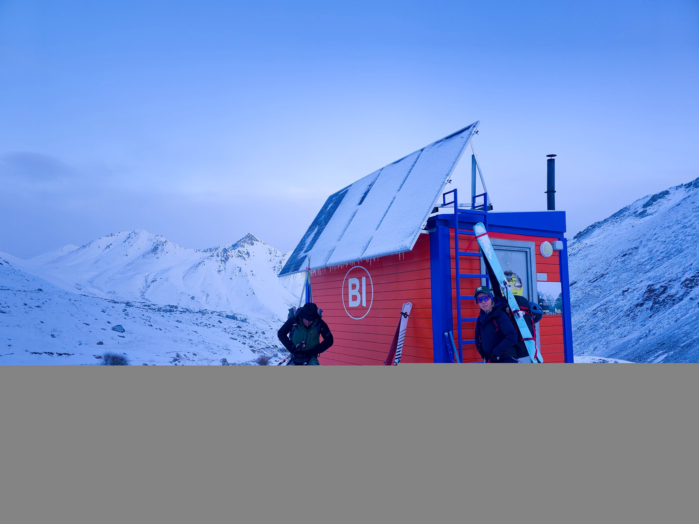 Scène de voyage et de ski de randonnée pendant la traversée à ski du massif de l’Ile Alatau, Kazakhstan, au jour 4 de l’itinérance.