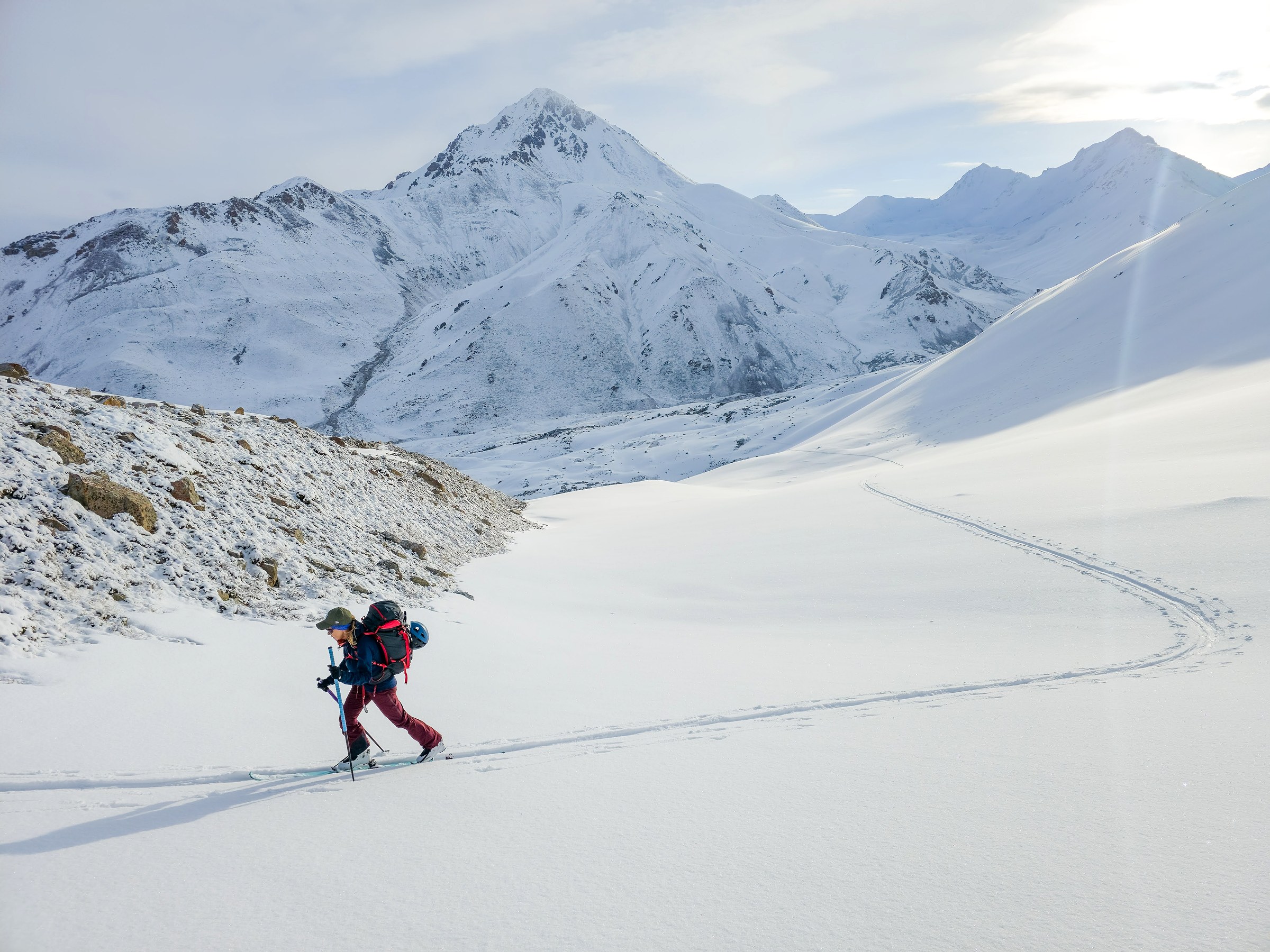 Scène de voyage et de ski de randonnée pendant la traversée à ski du massif de l’Ile Alatau, Kazakhstan, au jour 4 de l’itinérance.