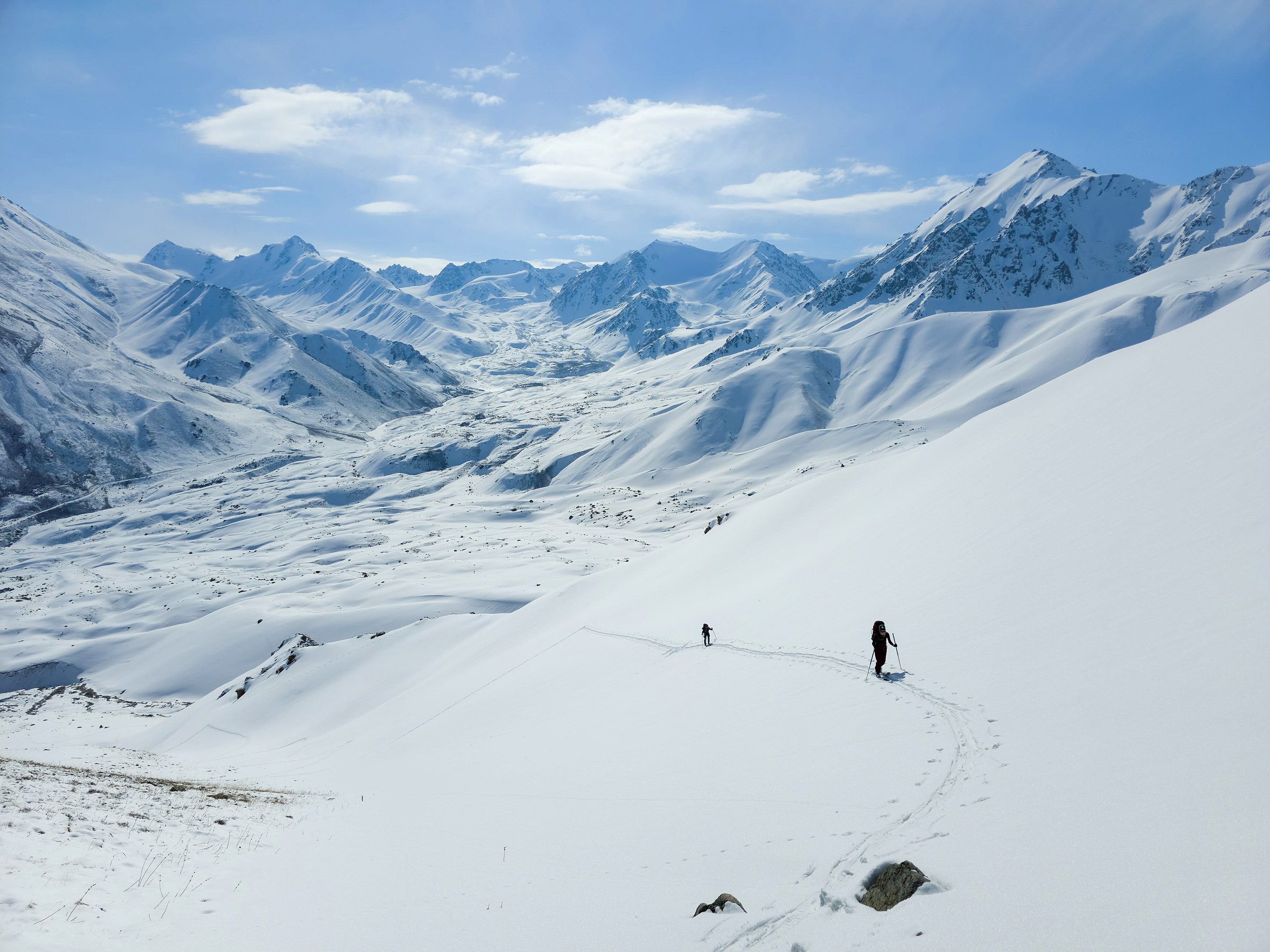 Scène de voyage et de ski de randonnée pendant la traversée à ski du massif de l’Ile Alatau, Kazakhstan, au jour 4 de l’itinérance.