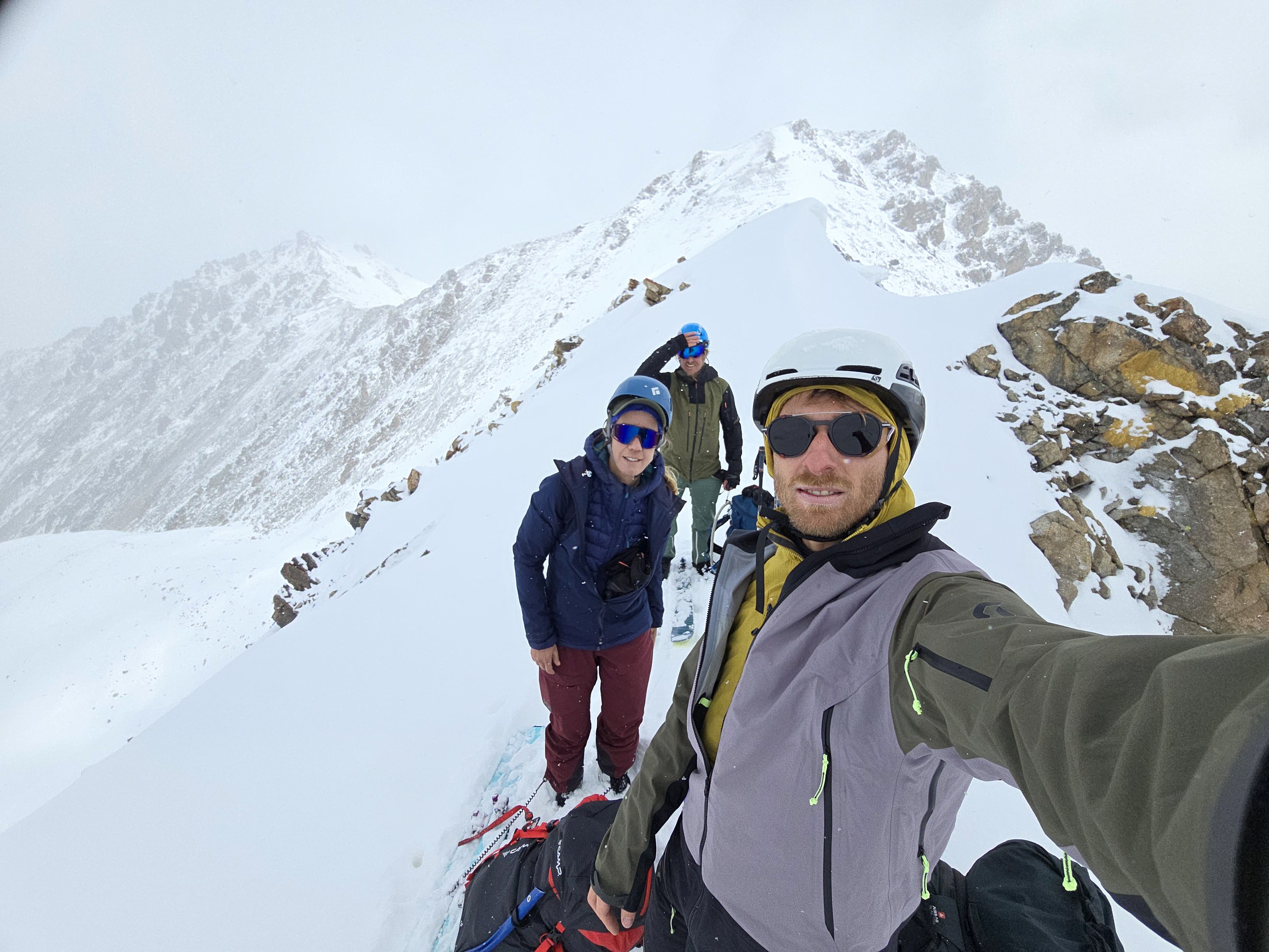 Scène de voyage et de ski de randonnée pendant la traversée à ski du massif de l’Ile Alatau, Kazakhstan, au jour 4 de l’itinérance.