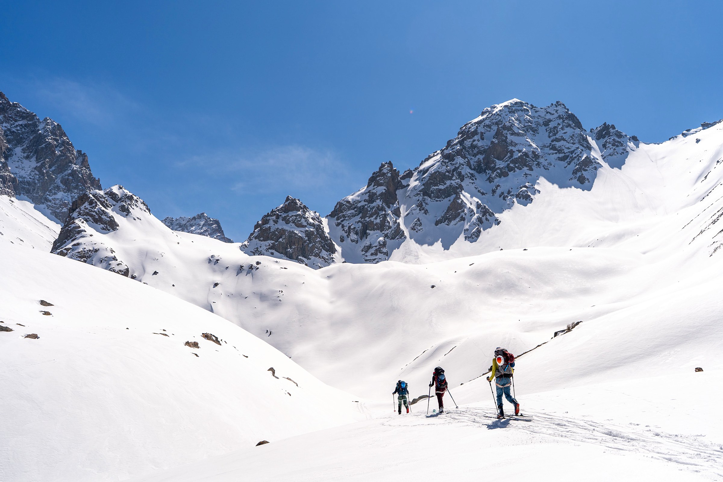 Scène de voyage et de ski de randonnée pendant la traversée à ski du massif de l’Ile Alatau, Kazakhstan, au jour 1 de l’itinérance.