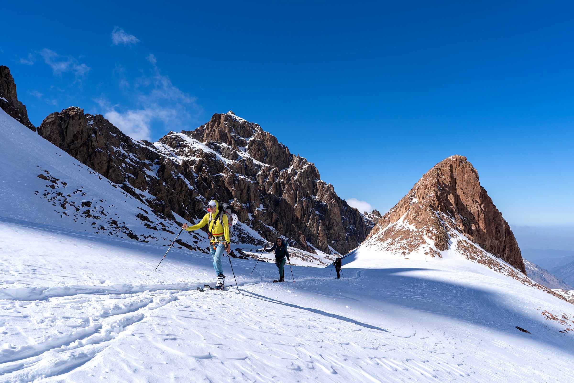 Scène de voyage et de ski de randonnée pendant la traversée à ski du massif de l’Ile Alatau, Kazakhstan, au jour 1 de l’itinérance.