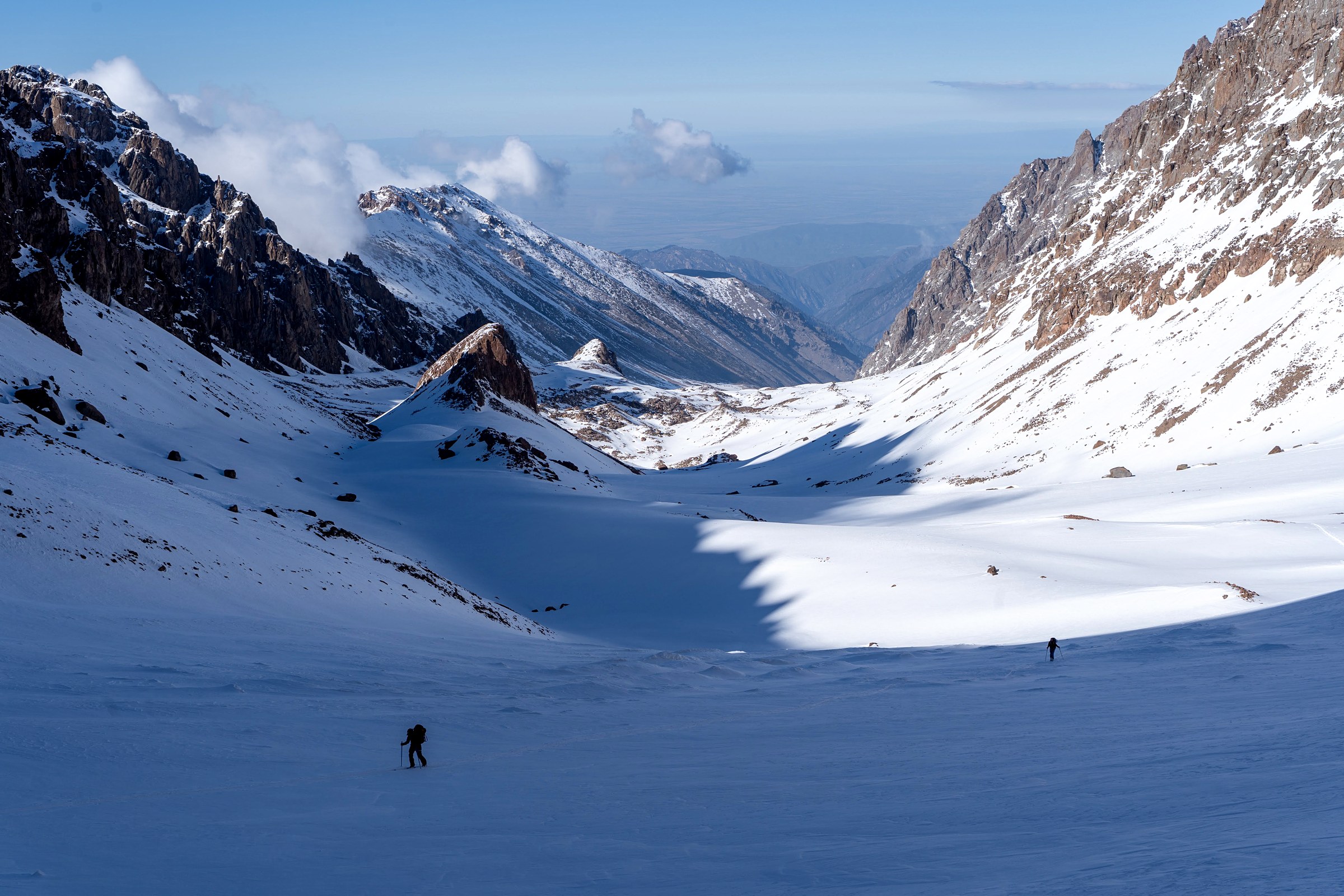 Scène de voyage et de ski de randonnée pendant la traversée à ski du massif de l’Ile Alatau, Kazakhstan, au jour 1 de l’itinérance.
