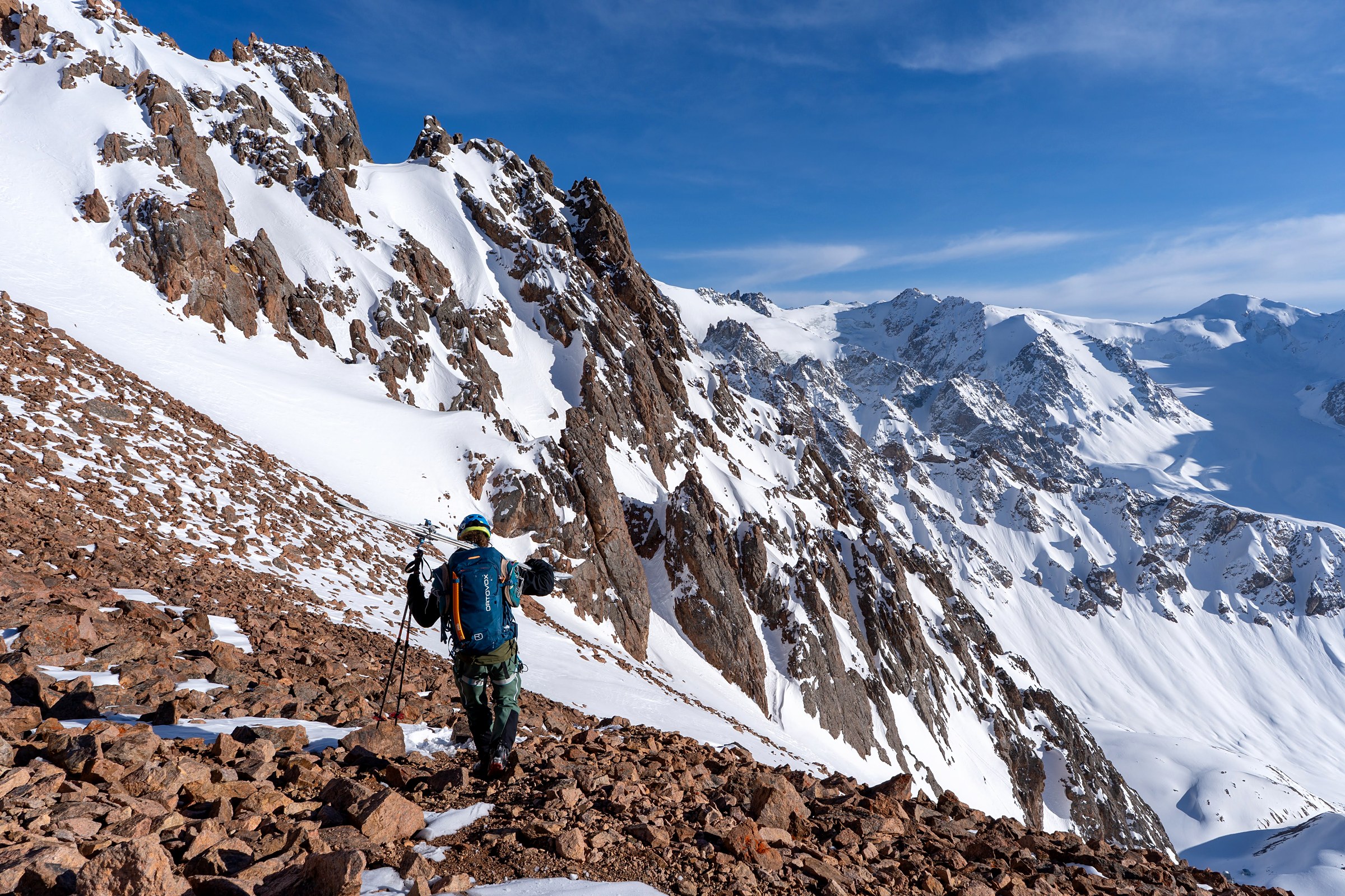 Scène de voyage et de ski de randonnée pendant la traversée à ski du massif de l’Ile Alatau, Kazakhstan, au jour 1 de l’itinérance.