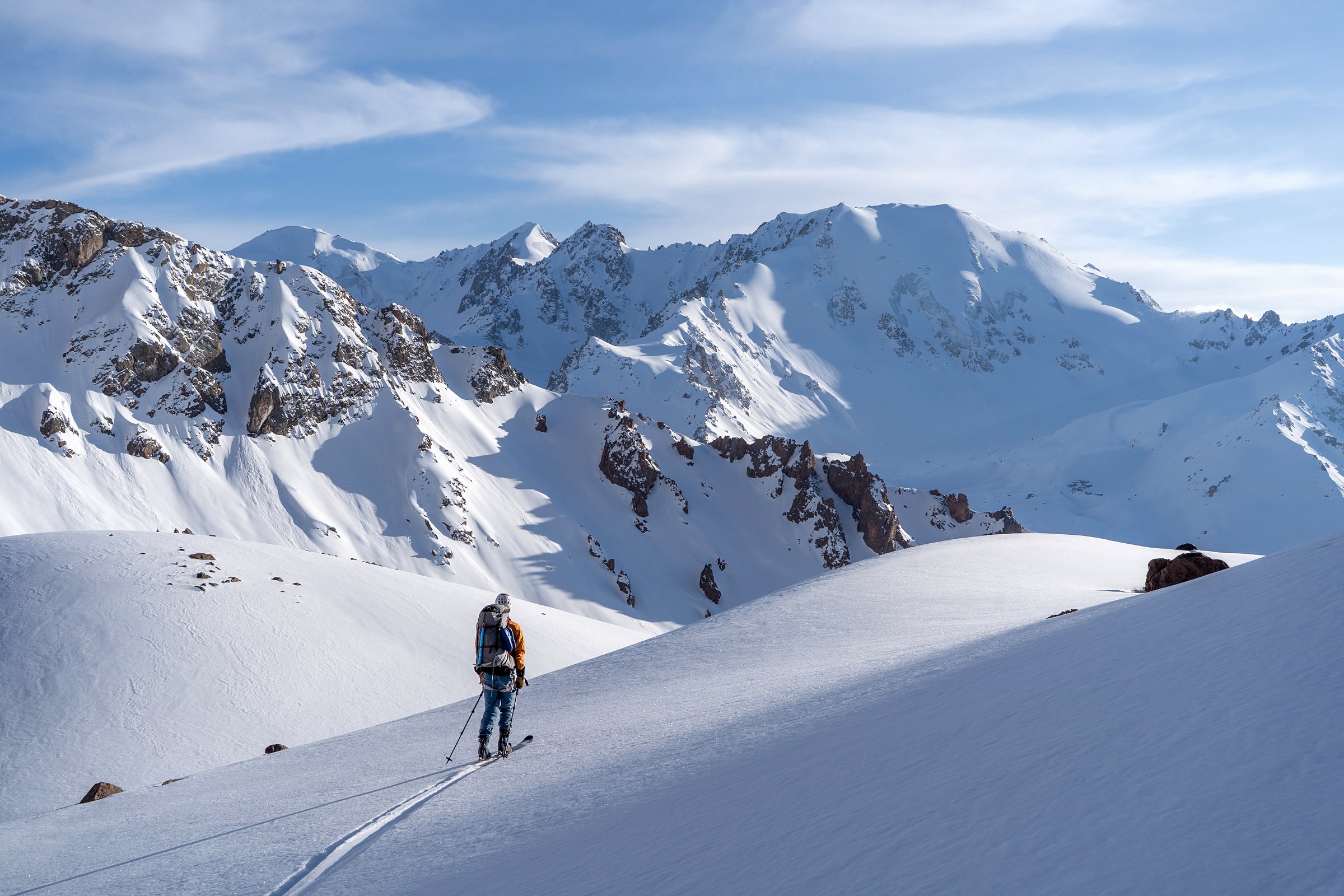 Scène de voyage et de ski de randonnée pendant la traversée à ski du massif de l’Ile Alatau, Kazakhstan, au jour 1 de l’itinérance.