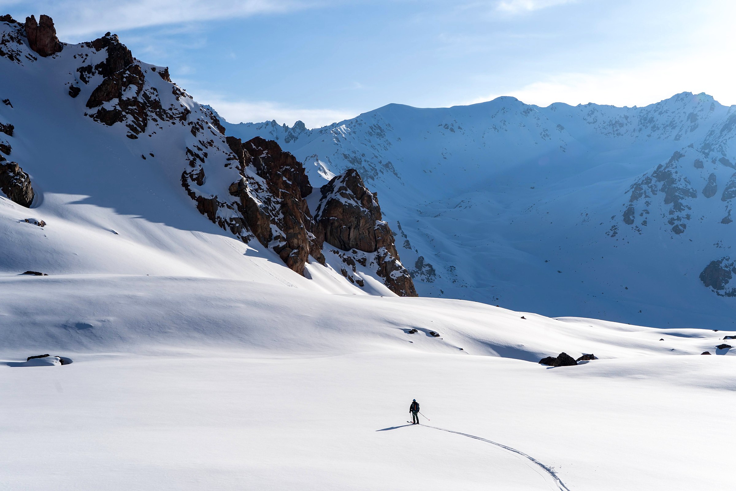 Scène de voyage et de ski de randonnée pendant la traversée à ski du massif de l’Ile Alatau, Kazakhstan, au jour 1 de l’itinérance.
