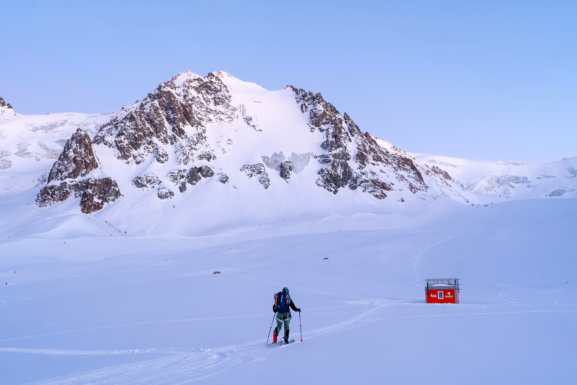 Scène de voyage et de ski de randonnée pendant la traversée à ski du massif de l’Ile Alatau, Kazakhstan, au jour 1 de l’itinérance.