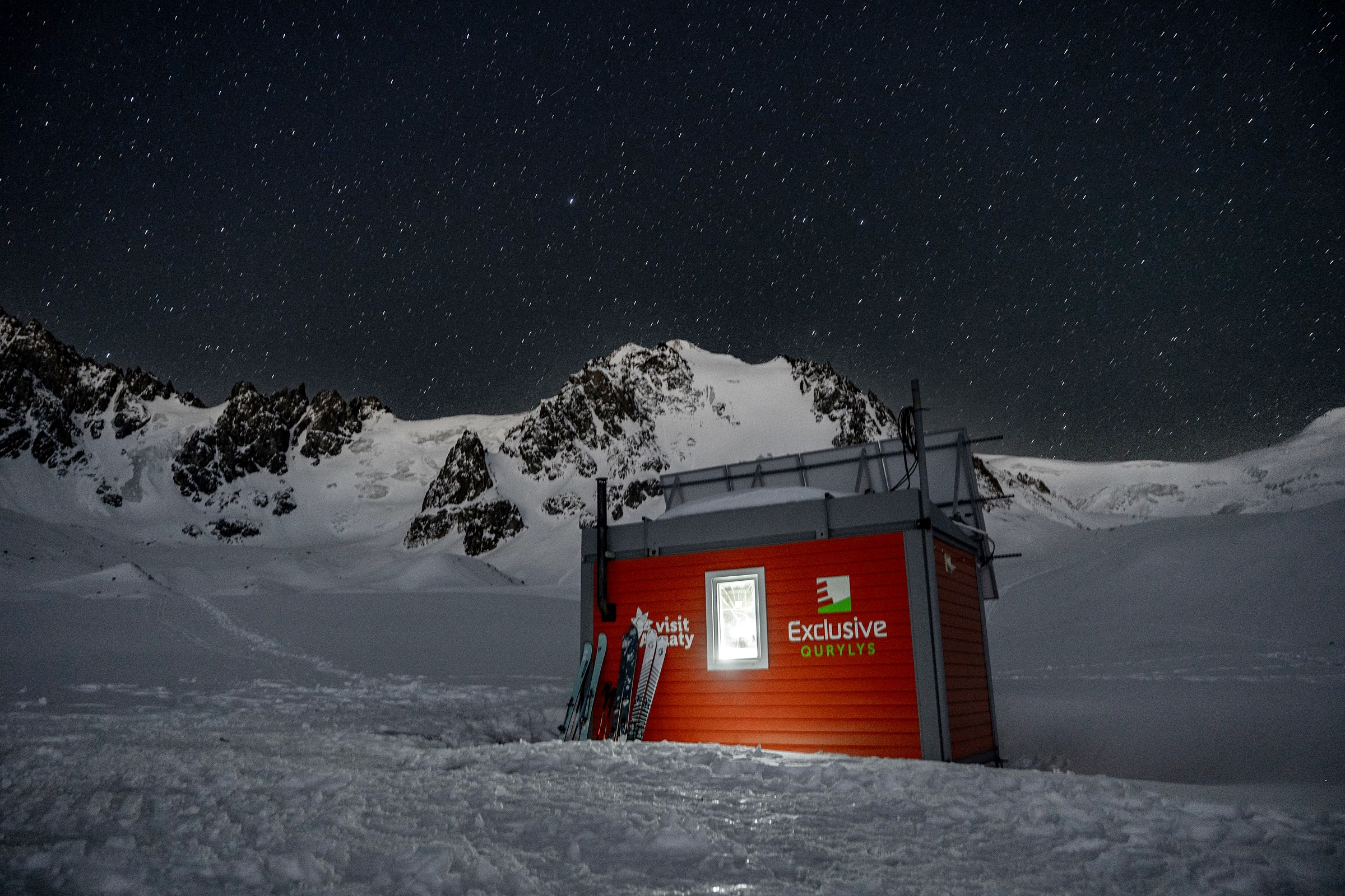 Scène de voyage et de ski de randonnée pendant la traversée à ski du massif de l’Ile Alatau, Kazakhstan, au jour 1 de l’itinérance.