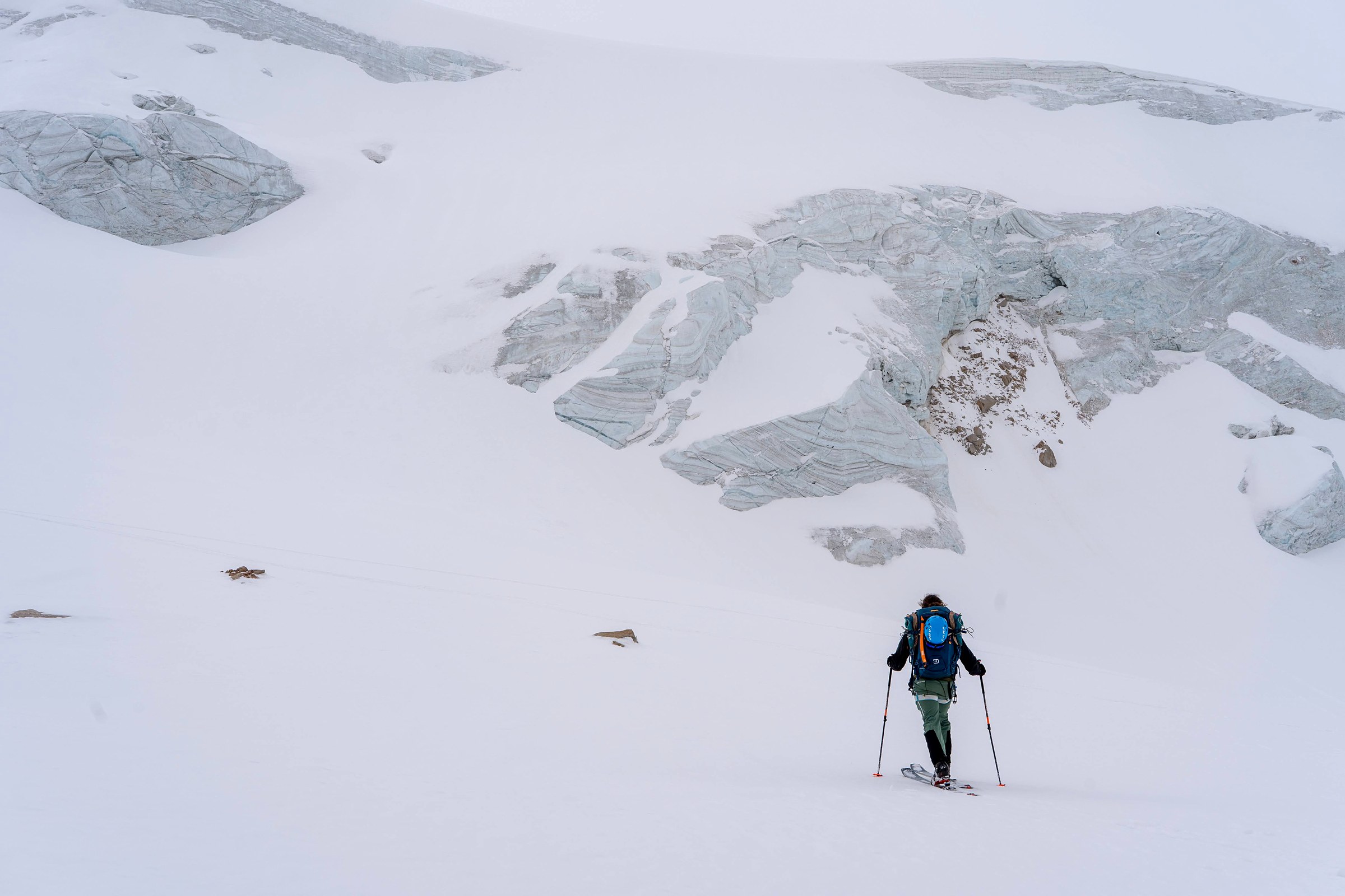 Scène de voyage et de ski de randonnée pendant la traversée à ski du massif de l’Ile Alatau, Kazakhstan, au jour 2 de l’itinérance.