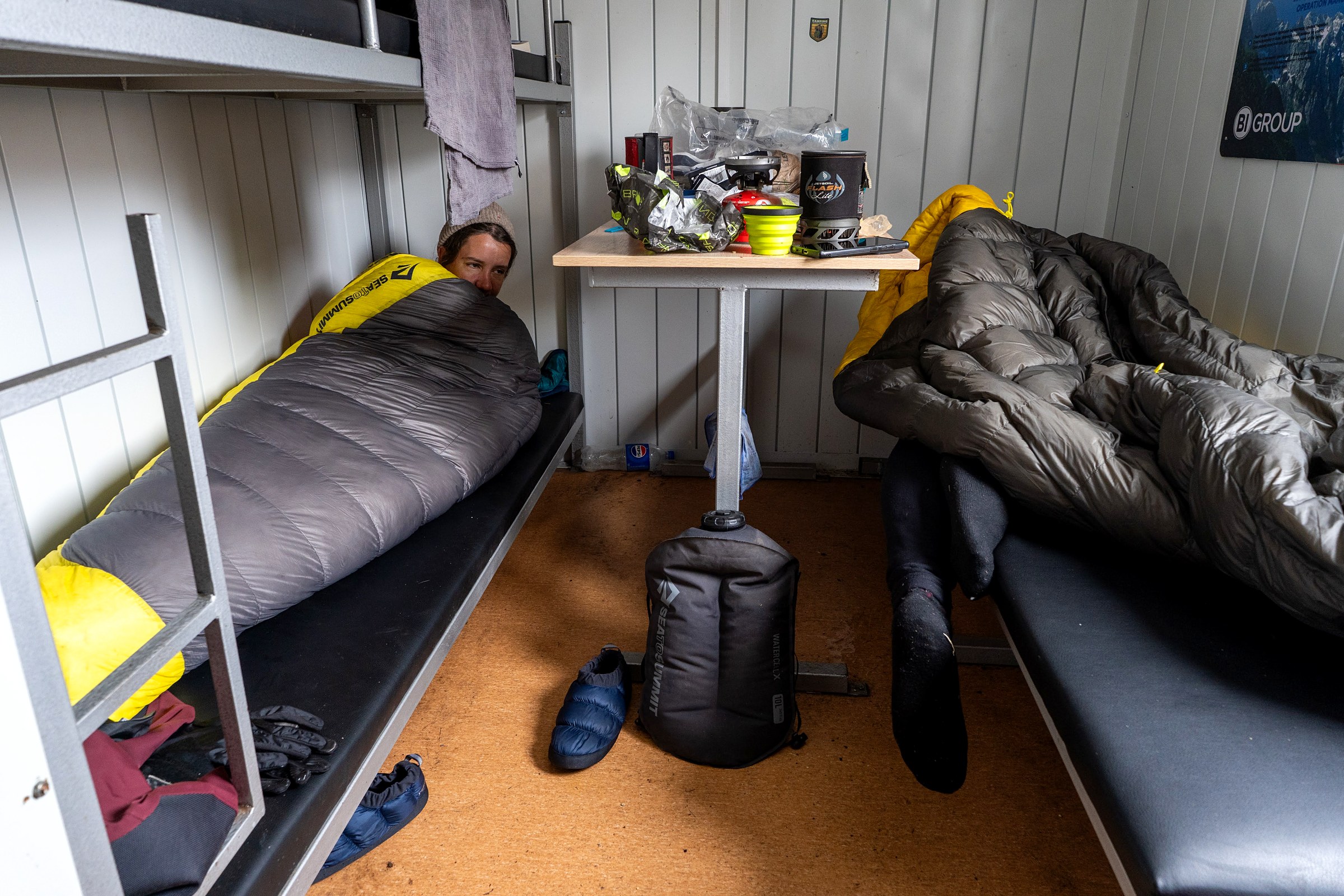Scène de voyage et de ski de randonnée pendant la traversée à ski du massif de l’Ile Alatau, Kazakhstan, au jour 2 de l’itinérance.