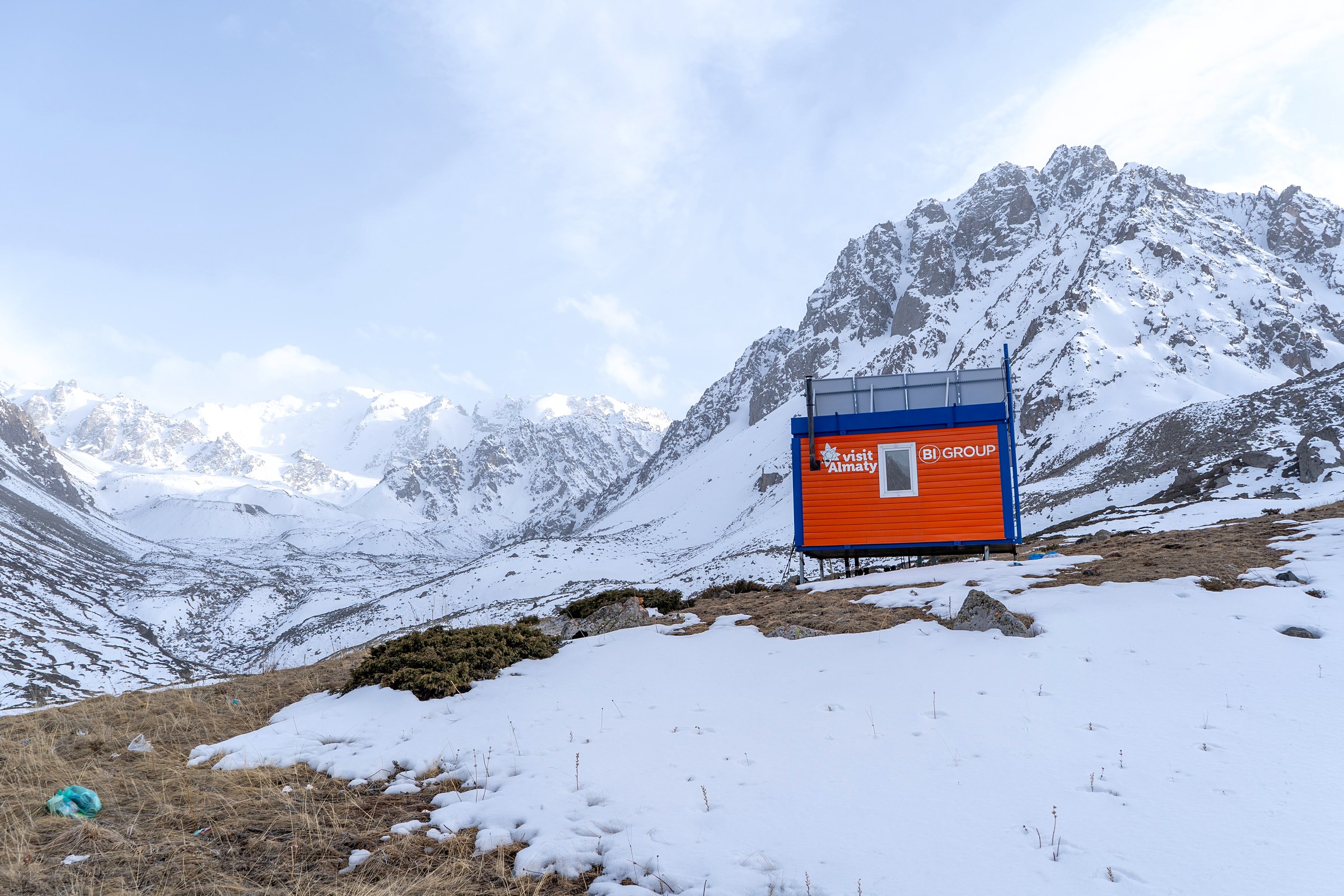 Scène de voyage et de ski de randonnée pendant la traversée à ski du massif de l’Ile Alatau, Kazakhstan, au jour 2 de l’itinérance.
