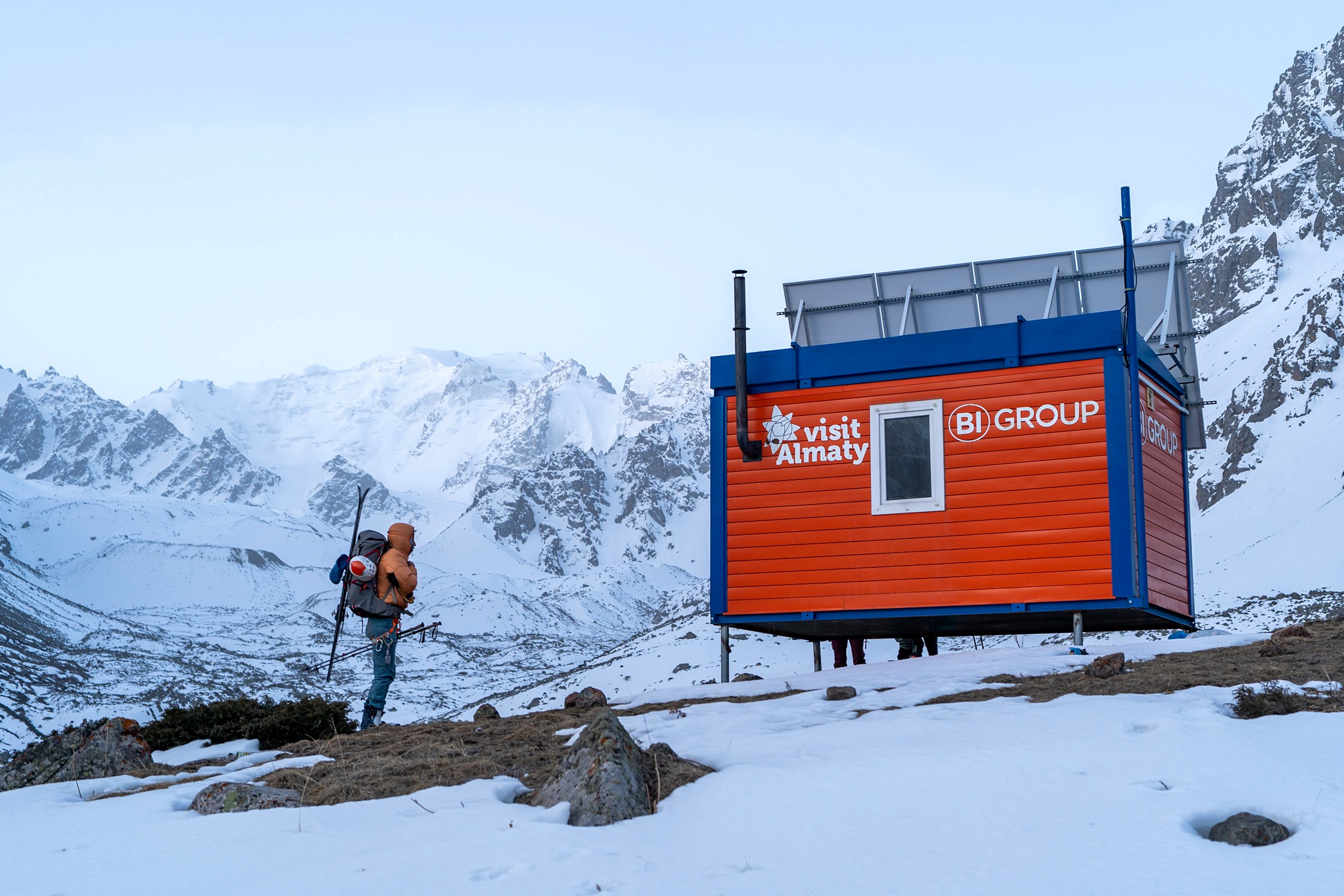 Scène de voyage et de ski de randonnée pendant la traversée à ski du massif de l’Ile Alatau, Kazakhstan, au jour 2 de l’itinérance.