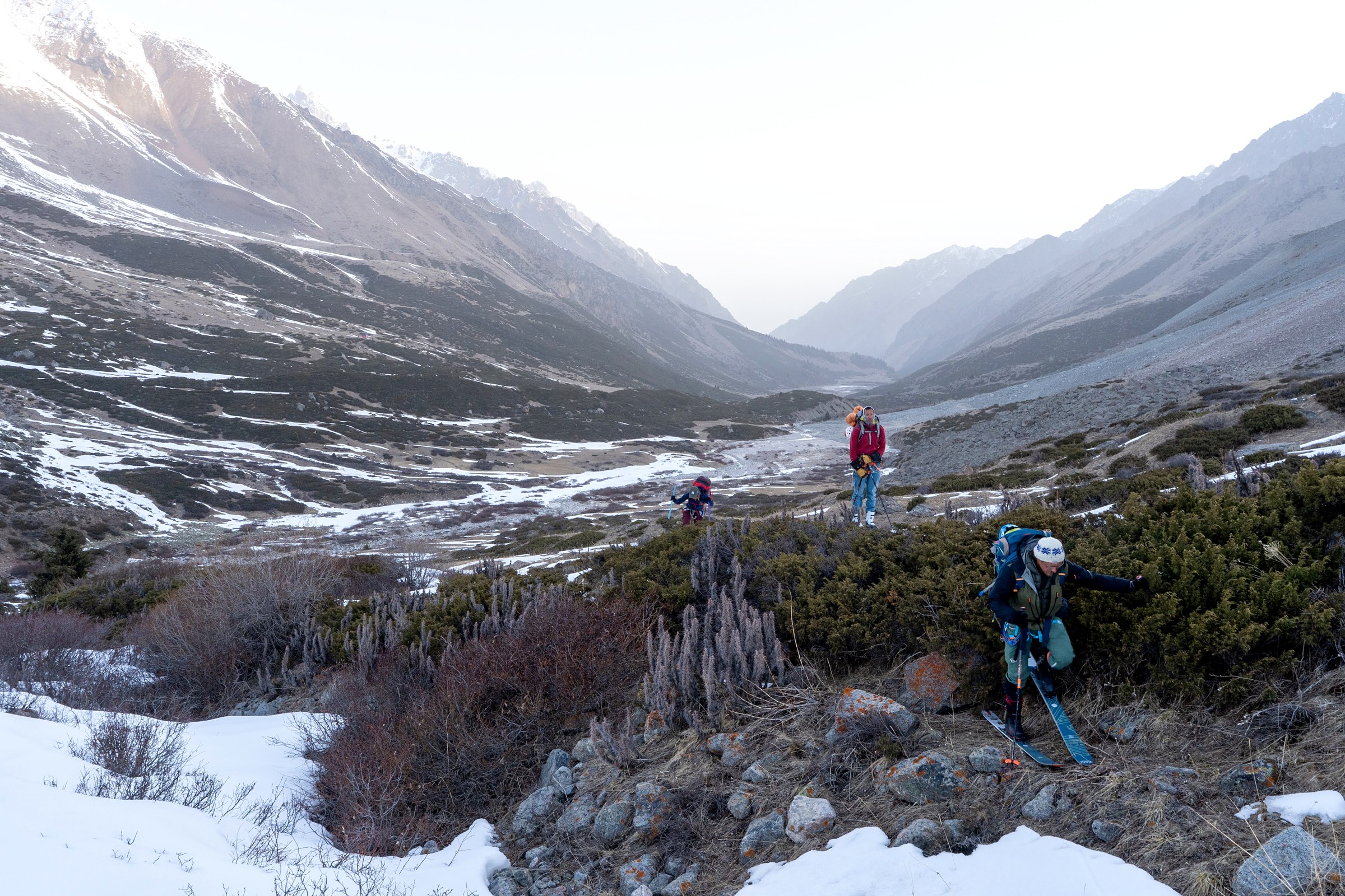 Scène de voyage et de ski de randonnée pendant la traversée à ski du massif de l’Ile Alatau, Kazakhstan, au jour 3 de l’itinérance.