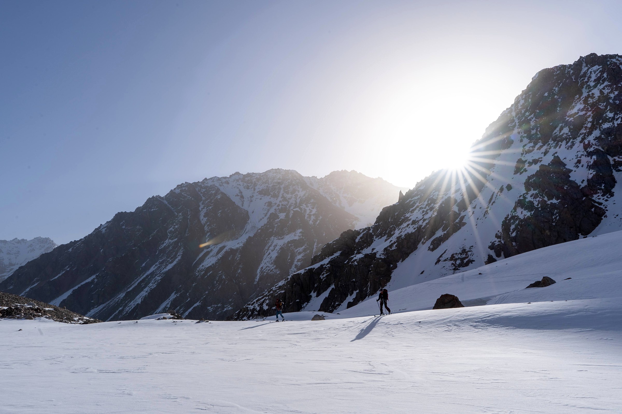 Scène de voyage et de ski de randonnée pendant la traversée à ski du massif de l’Ile Alatau, Kazakhstan, au jour 3 de l’itinérance.